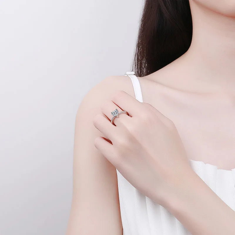 Classic Ring with Imitation Diamond - Timeless Elegance