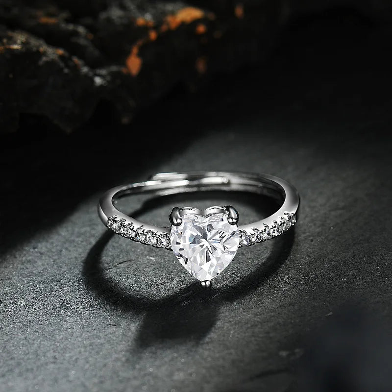 Classic Ring with Imitation Diamond - Timeless Elegance