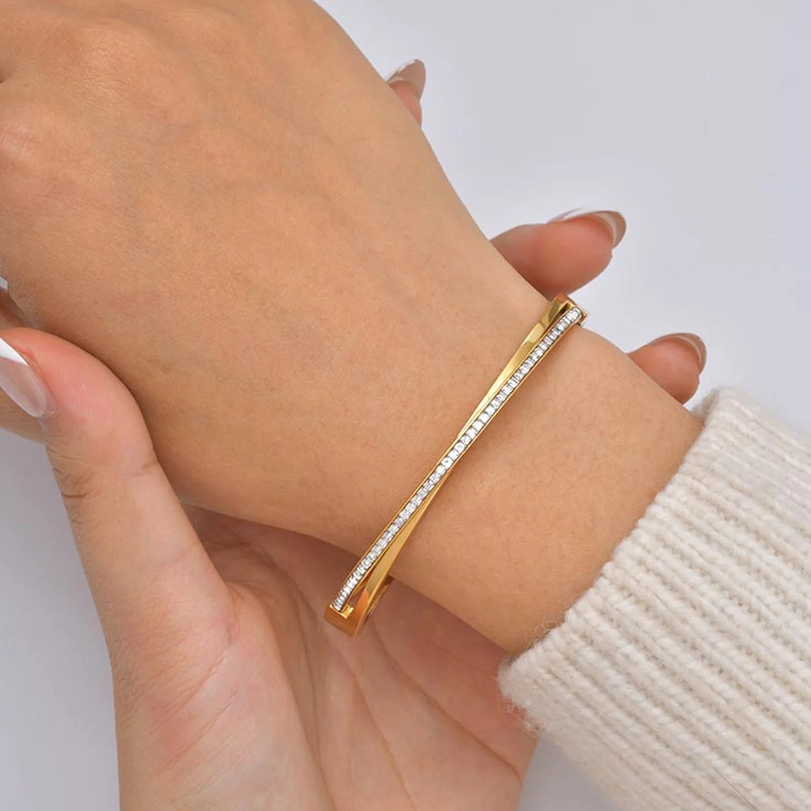 Shiny Zircon Crossed Bangle 